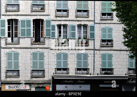 Façade maison avec des volets en bois à Bayonne, France Banque D'Images