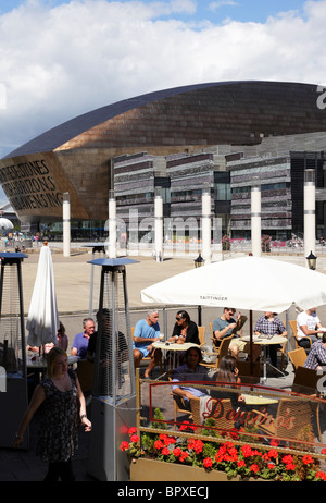 Extérieur de la Wales Millennium Centre offrant un lieu culturel des arts et sur la baie de Cardiff, Wales UK Banque D'Images