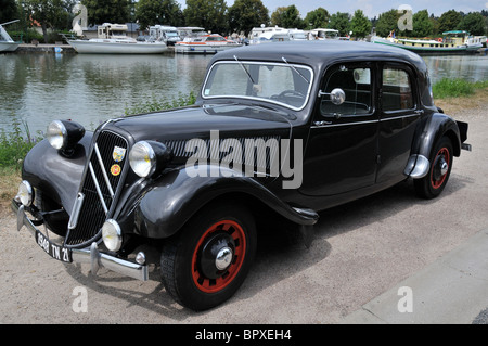 Citroen Traction avant stationné près du canal de Briare, Centre, France Banque D'Images