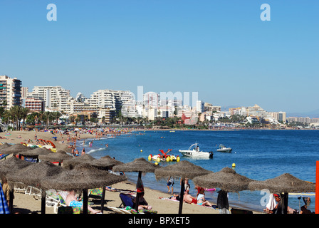 Vue de la plage, à Benalmadena, Costa del Sol, la province de Malaga, Andalousie, Espagne, Europe de l'Ouest. Banque D'Images