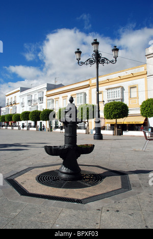 Fontaine d'eau potable dans la Plaza de Espana, Medina Sidonia, Province de Cadix, Andalousie, Espagne, Europe de l'Ouest. Banque D'Images