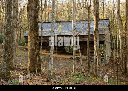 Vieille grange abandonnée élevé dans les Smoky mountains près de Gatlinburg, TN. Banque D'Images