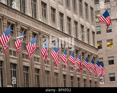 Drapeaux américains New York City 5ème 5ème Avenue shop shopping économie détail monument New York fashion Banque D'Images