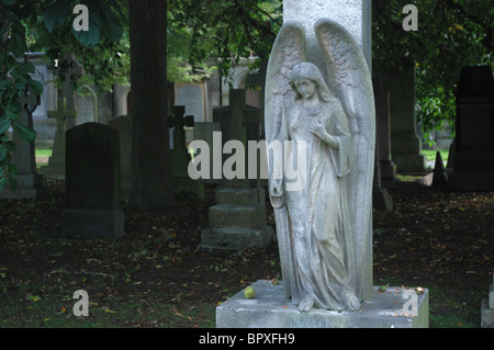 La statue d'un ange dans le cimetière, doyen d'Édimbourg. Banque D'Images