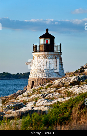 Phare de Castle Hill surplombant la baie de Narragansett, Newport, Rhode Island, USA Banque D'Images