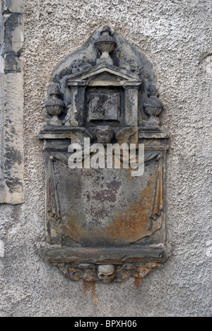 Une ancienne sur le mur commémoratif du 17e siècle Canongate Kirk à Édimbourg, en Écosse. Banque D'Images