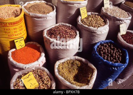 La Jordanie. Le Moyen-Orient. Sacs d'épices, les haricots et les herbes, à l'extérieur d'une boutique au centre-ville d'Amman. Banque D'Images