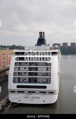 La poupe du navire de croisière MSC Opera 'MSC' dans port de Copenhague, Danemark. Banque D'Images