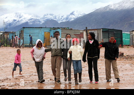 Afrique du Sud : les enfants dans une ville située dans la région viticole de la Province du Cap occidental près de De Doorns, Hex , Valley Banque D'Images