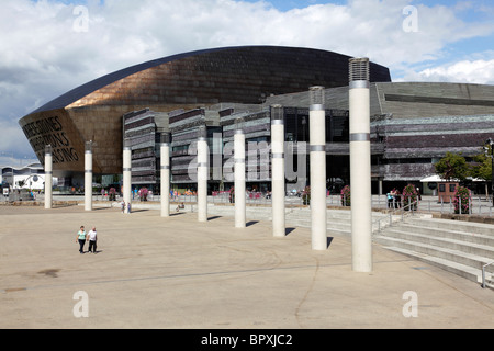 Extérieur de la Wales Millennium Centre offrant un lieu culturel des arts et sur la baie de Cardiff, Wales UK Banque D'Images