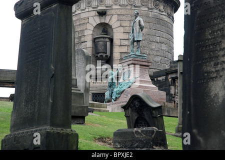 La tombe de David Hume à côté du monument à Scottish-Americans qui ont combattu dans la guerre civile américaine dans le vieux cimetière de Calton, Édimbourg, Écosse, Royaume-Uni Banque D'Images