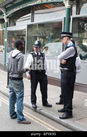 La police métropolitaine et les agents de soutien communautaire - Borough Market - Southwark - Londres Banque D'Images