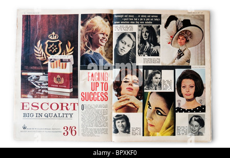 Double page du Weekender, Mars 1966 Problème avec le célèbre Hollywood actrices de l'époque Banque D'Images