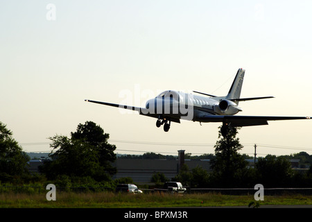 Jet d'affaires privé Cessna Citation II s'apprête à atterrir Banque D'Images
