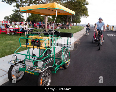 Point de pique-nique, Governor's Island, New York - Un des surreys qui peut transporter les enfants à l'avant, et les adultes à l'arrière. Banque D'Images