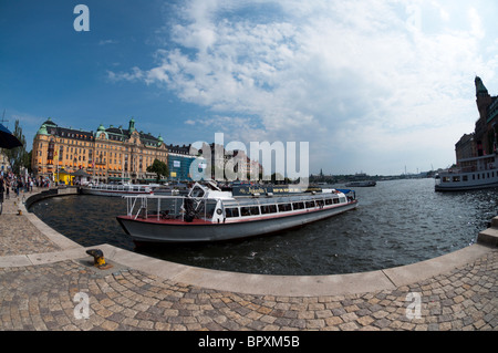 Une photographie d'Nybrohamnen fisheye port et un bateau à Stockholm, en Suède. Banque D'Images