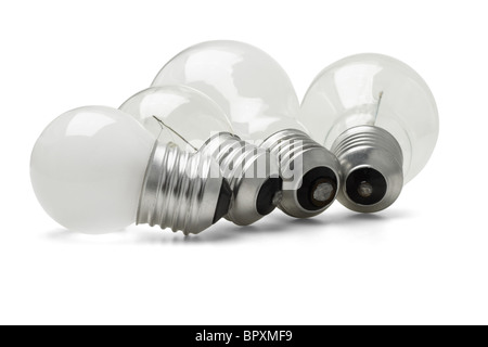 Rangée de grandes et petites ampoules électriques sur fond blanc Banque D'Images