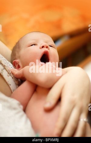 Portrait de pleurer bébé nouveau-né dans les mains de la mère Banque D'Images