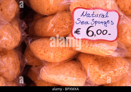 Des paquets d'éponge de mer naturelle en vente à Rethymnon, Crète, Grèce. Banque D'Images