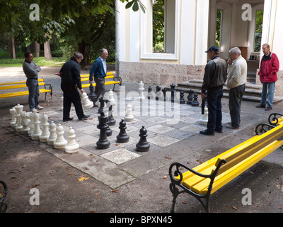 Les hommes jouant aux échecs sur conseil à grande échelle dans le Hof Garten à innsbruck Autriche Banque D'Images