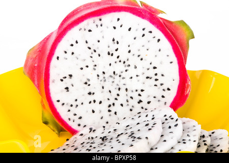 Un Dragon Fruit mûr sur un plateau dans la plaque jaune Banque D'Images