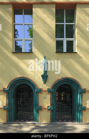 Portal aus Keramik der une Ringschule Toepferstadt in der Frechen, Ville, Naturpark Rheinland, Nordrhein-Westfalen Banque D'Images