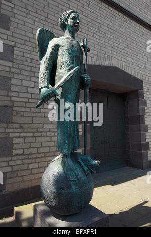 Statue Erzengel Michael an der katholischen Pfarrkirche St Michael à Dormagen, Niederrhein, Nordrhein-Westfalen Banque D'Images