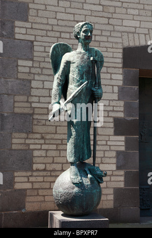 Statue Erzengel Michael an der katholischen Pfarrkirche St Michael à Dormagen, Niederrhein, Nordrhein-Westfalen Banque D'Images