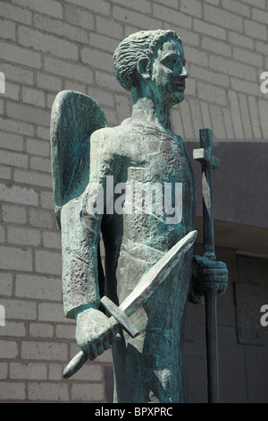 Statue Erzengel Michael an der katholischen Pfarrkirche St Michael à Dormagen, Niederrhein, Nordrhein-Westfalen Banque D'Images