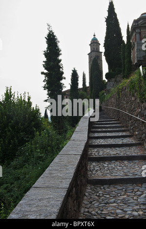 Escaliers dans les rues étroites de Morcote menant à la l'église paroissiale de Santa Maria del Sasso Banque D'Images