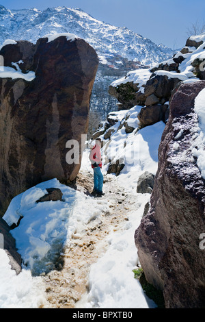 Sentier de montagne avec guide, montagnes du Haut Atlas près d'Imlil, Maroc, Afrique du Nord Banque D'Images