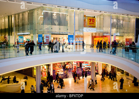 Consommateurs à la recherche de vente affaires au centre commercial Westfield à Shepard's Bush, London, England UK. Photo:Jeff Gilbert Banque D'Images