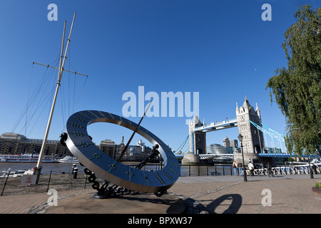 Garde-temps par Wendy Taylor & Tower Bridge, St Katherine's Dock, London, UK. Banque D'Images