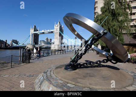 Garde-temps par Wendy Taylor & Tower Bridge, St Katherine's Dock, London, UK. Banque D'Images