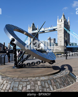 Garde-temps par Wendy Taylor & Tower Bridge, St Katherine's Dock, London, UK. Banque D'Images