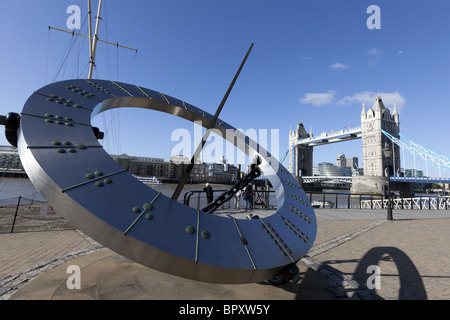 Garde-temps par Wendy Taylor & Tower Bridge, St Katherine's Dock, London, UK. Banque D'Images