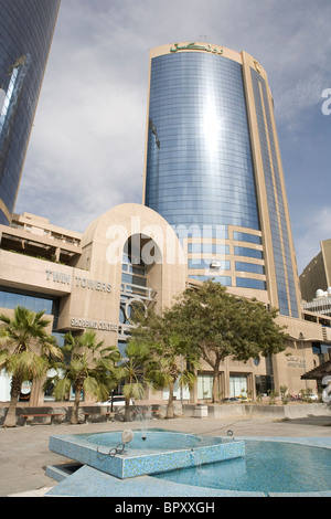 Vue sur les tours jumelles d'une place à Dubaï. Banque D'Images