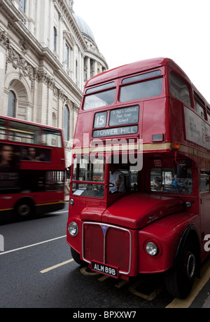 Vieux Routemaster bus à l'extérieur de la Cathédrale St Paul, à Londres Banque D'Images