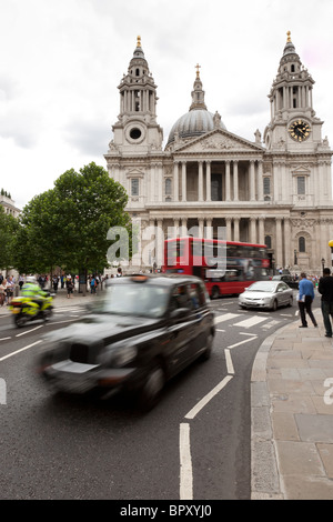 Le trafic passant la cathédrale St Paul, à Londres Banque D'Images