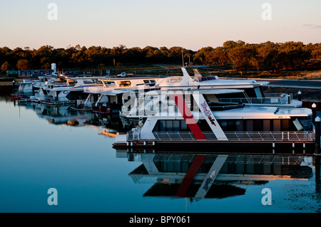 Bateaux de luxe amarrés dans un bassin de la Murray River près de Mildura, Victoria, Australie Banque D'Images