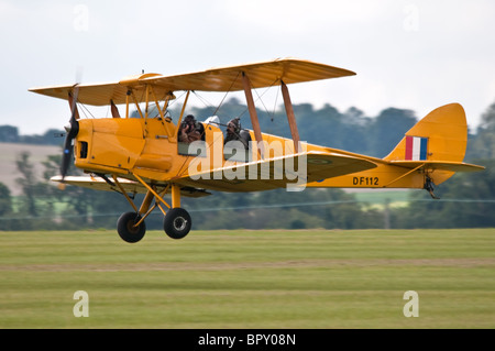 De Havilland DH 82 Tiger Moth atterrissage biplan à Duxford Banque D'Images