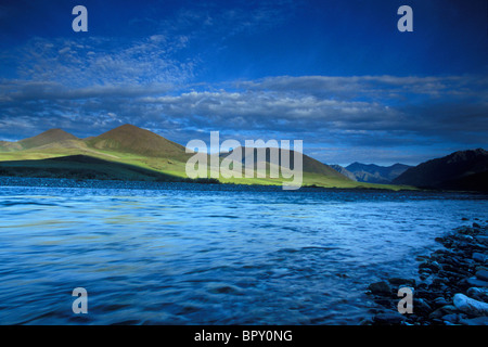 Minuit en été, juste après le solstice, rivière Kongakut, Arctic National Wildlife Refuge, ou RFNA, Alaska Banque D'Images