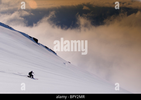 Un homme ski sur un glacier du Mont Vsesevidov dans les îles Aléoutiennes en Alaska. Banque D'Images