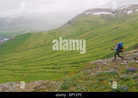 Une femme en randonnée sur l'île Umnak dans les îles Aléoutiennes, en Alaska. Banque D'Images