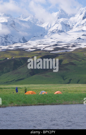 Camping sous le mont Reschiznoy dans les îles Aléoutiennes, en Alaska. Banque D'Images