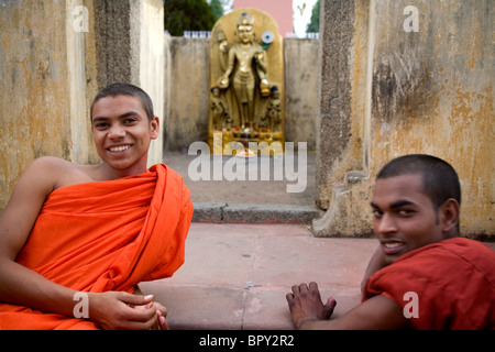 Deux jeunes moines smiling, Temple de la Mahabodhi, Bodhgaya, Bihar, Inde. Banque D'Images