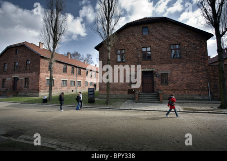 Les touristes au camp de concentration d'Auschwitz, Pologne Banque D'Images