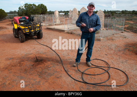 Pulvérisateur d'herbicide dans le cimetière historique à Silverton en dehors de Broken Hill en Nouvelle-Galles du Sud de l'outback Banque D'Images