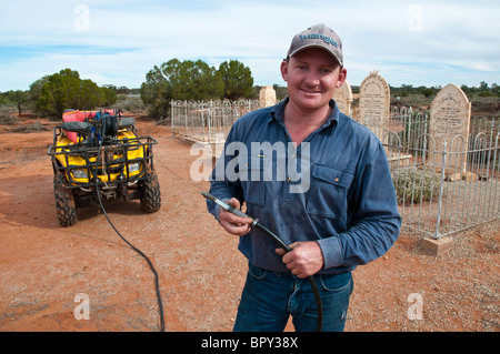 Pulvérisateur d'herbicide dans le cimetière historique à Silverton en dehors de Broken Hill en Nouvelle-Galles du Sud de l'outback Banque D'Images