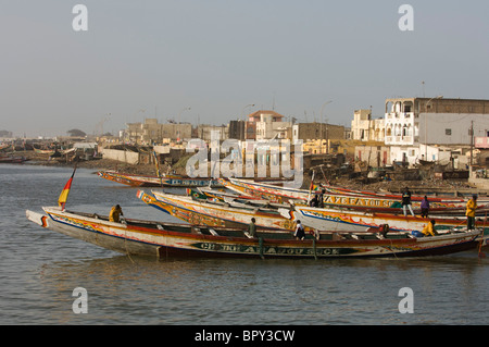 Pirogues sur les rives du fleuve Sénégal, Saint-Louis, Sénégal Banque D'Images